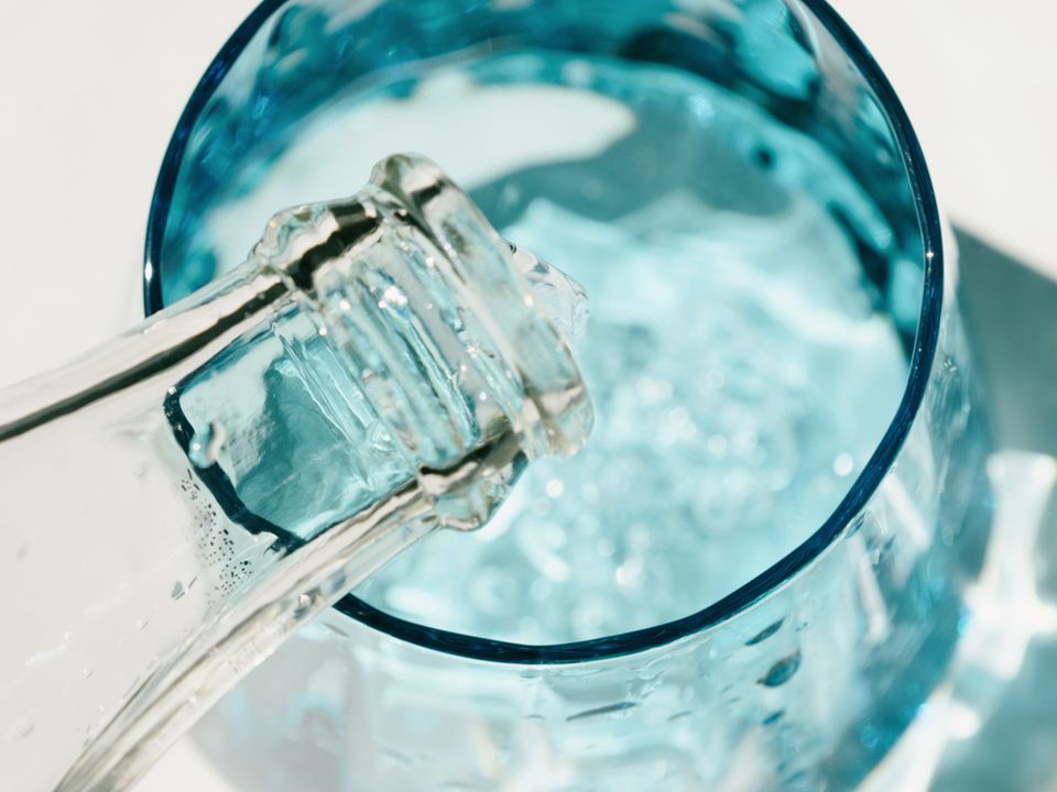 Нутриціологи розповіли, яку мінеральну воду краще пити та скільки. Мінеральна вода корисна для організму, але важливо вибирати саме правильну.