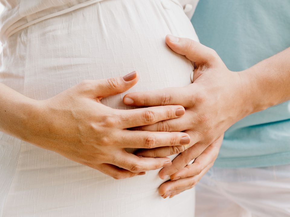 Що буде, якщо погладити чи торкнутися до живота вагітної: прикмети. Повір'я щодо живота вагітної жінки.