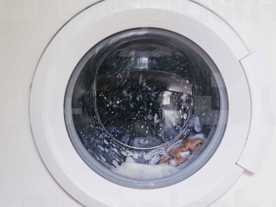 Горілка в пральній машині: для чого цей дивний лайфхак і чи дійсно він працює. Способи, які допоможуть позбутися від неприємного запаху білизни.