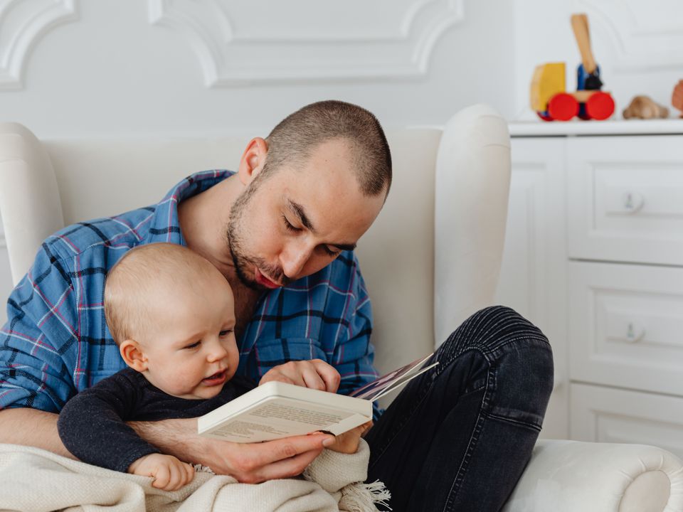 Чому вчені Університету Маршалла радять батькам частіше читати дітям казки. Щоденне читання книг немовлятам покращує їхні навички мовлення.