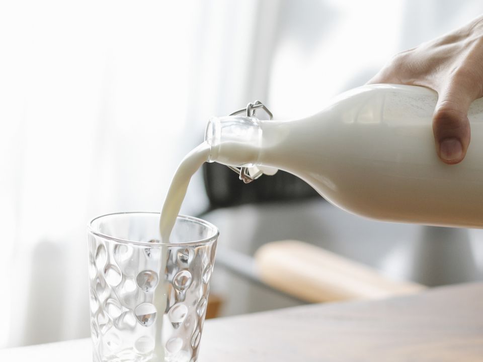​Чому лікарі не рекомендують пити холодне молоко. В чому небезпека вживання молока з холодильника.