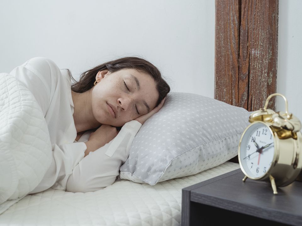 Якої висоти придбати подушку для сну, щоб добре висипатися. Не кожен знає цей хитрий трюк.