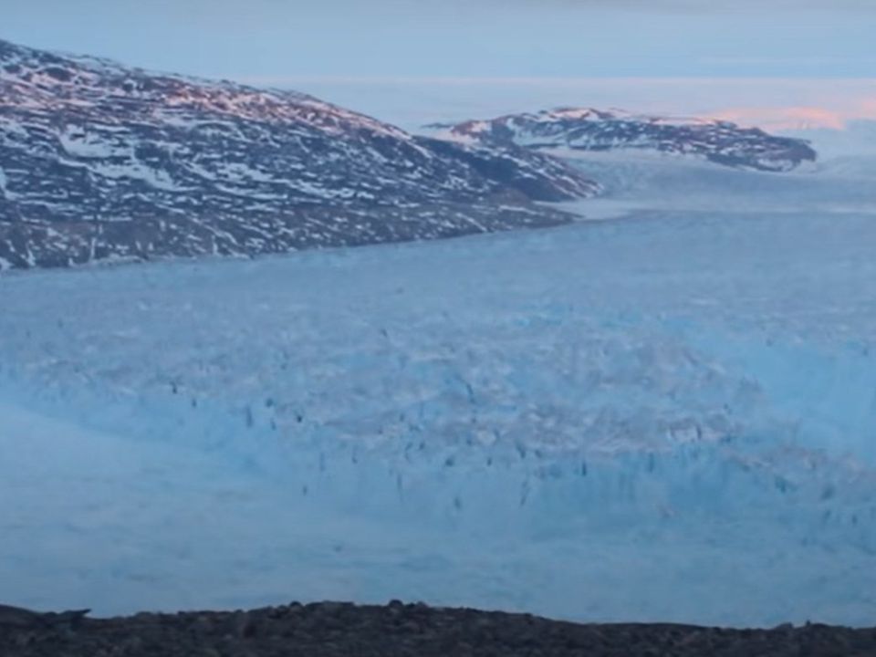 Видовищні кадри: вчені зняли на відео руйнування айсберга в Гренландії. Причиною став підйом середнього рівня моря у світі.