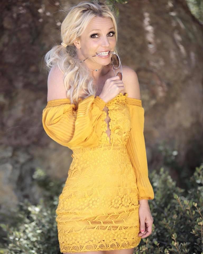 Брітні Спірс показала в Instagram сукню власного дизайну з декольте з діамантів за $170. Співачка зізналася, що почала робити одяг від нудьги.