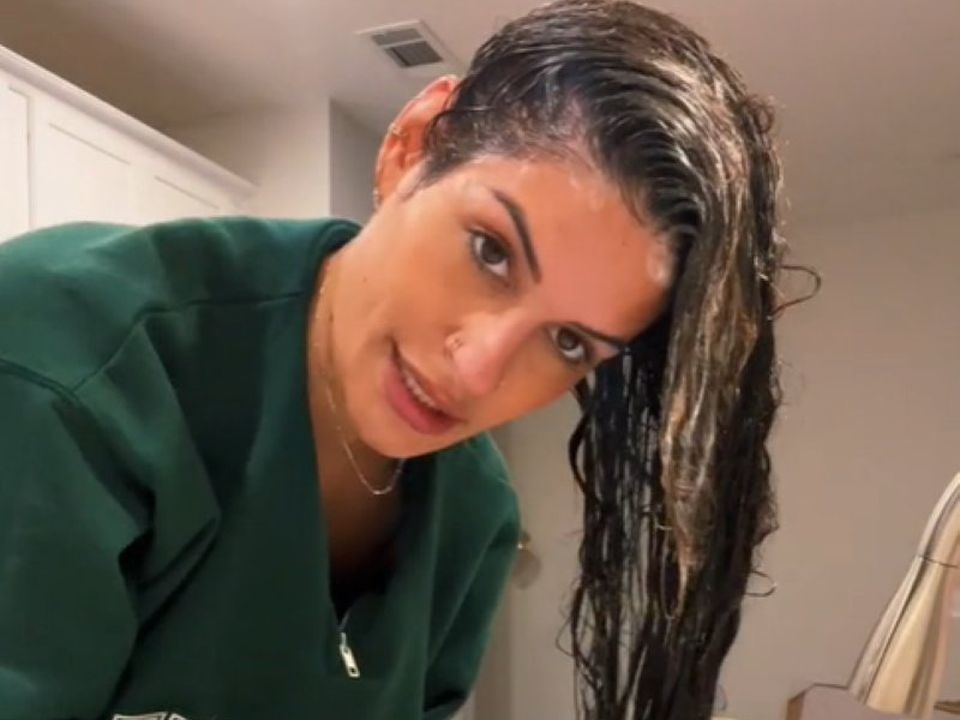 Перукар дала поради, як правильно мити голову, щоб волосся довго не бруднилося. Блогер поділилася відповідним відео в соцмережі.