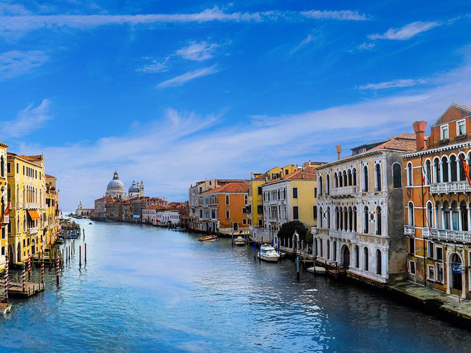 Місто на воді. На чому насправді стоїть Венеція. Про Венецію часто пишуть так: будівлі там стоять на вбитих в дно лагуни палях з дерева певного сорту, що не псується у воді.