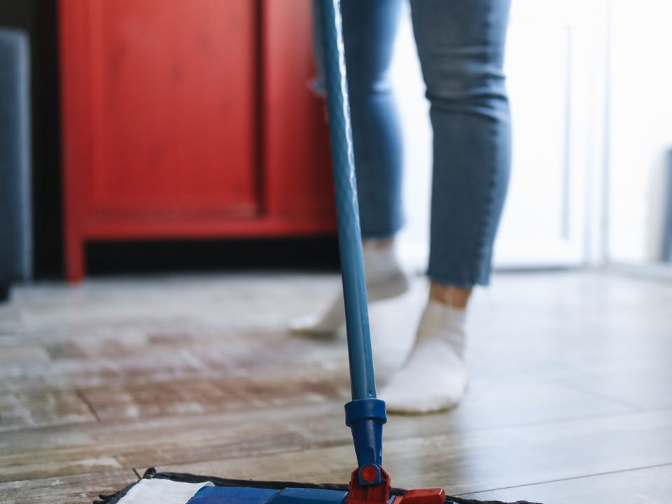 Народні прикмети про миття підлоги, яких слід дотримуватися, щоб мати достаток в домі. В які дні не можна прибирати взагалі, а в які потрібно.