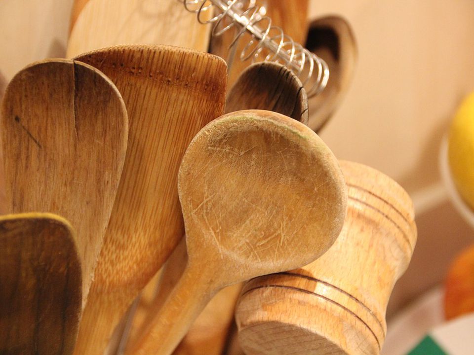 Як мити і дезінфікувати дерев'яне кухонне приладдя: прості, але ефективні поради. Чим потрібно обробляти кухонні предмети з дерева.