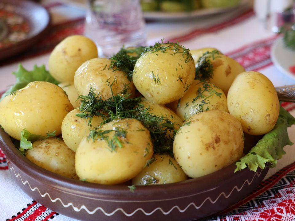 Лікарі розповіли, з якою зеленню корисніше їсти картоплю. Кріп чи цибуля?