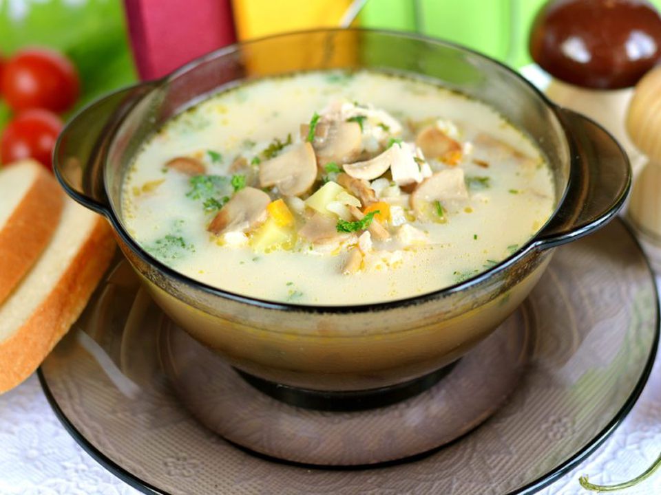 Найсмачніший вершковий грибний суп з курочкою. Цей грибний суп точно стане одним з ваших улюблених.