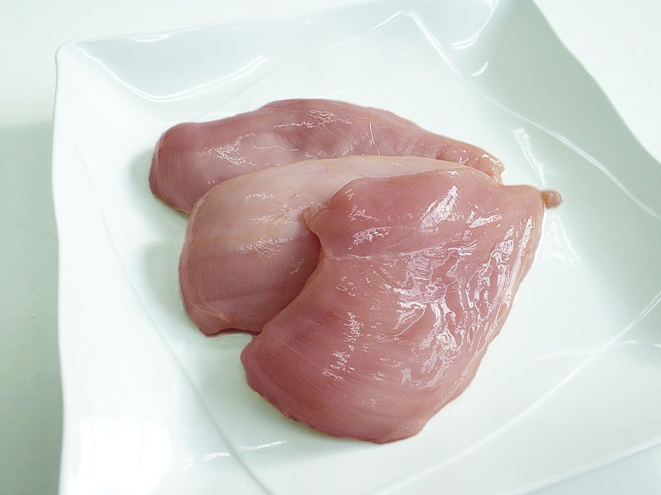 Як довго куряче м'ясо може зберігатися в холодильнику та ознаки його псування. В якому випадку куряче м'ясо краще викинути.