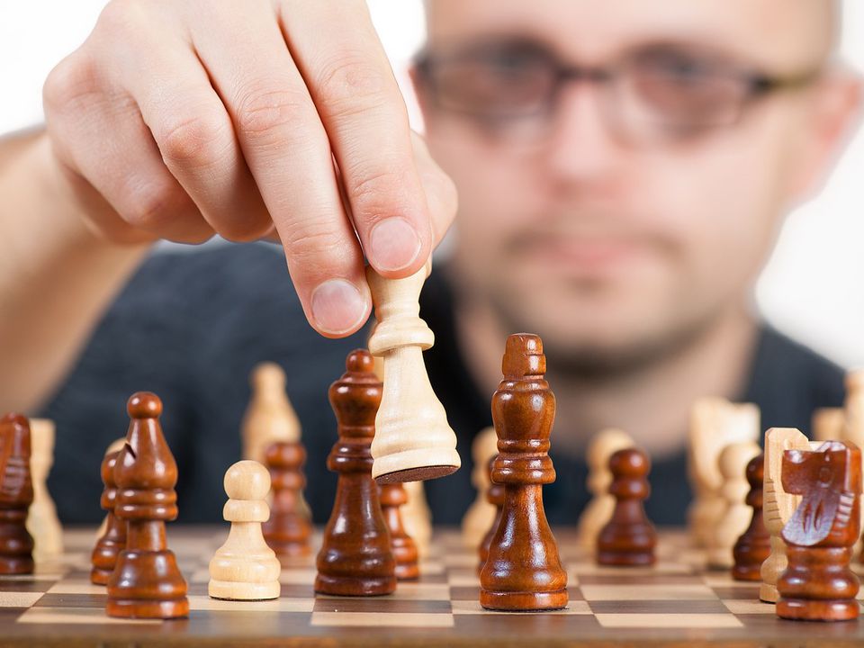 Неймовірно цікаві факти про гру в шахи, про які ви можливо не знали. Якщо ви досі думаєте, що шахи це нудно, монотонно і зовсім не цікаво, то сильно помиляєтеся.