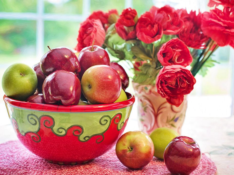 Однієї води недостатньо: як правильно мити яблука з магазину. Як зробити фрукти придатними до вживання.