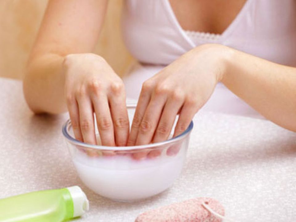 Натуральна маска в домашніх умовах для здоров'я ваших нігтів. Ці інгредієнти точно є на вашій кухні!