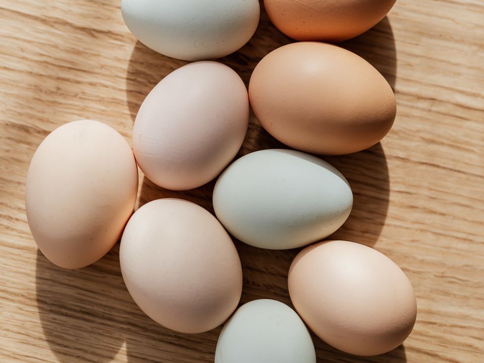 Як правильно зберігати яйця в морозилці до одного року, і як їх потім розморожувати. Як довго можна зберігати яйця свіжими.