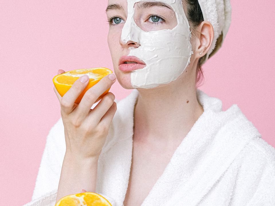 Візьміть апельсин із собою прямо в душ: ось яку користь ви отримаєте. Новий тренд соцмереж схвалили лікарі-дієтологи.