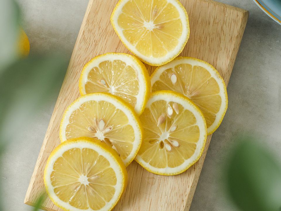 Покладіть лимонні кірки на підвіконня — позбавтеся наболілої проблеми. Лимон не обмежується кулінарним використанням.