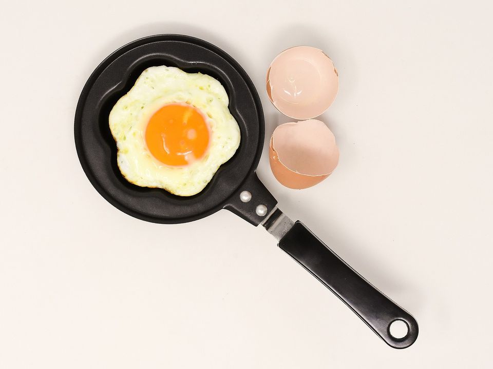Прості способи посмажити яйця без єдиної краплі олії. Яєчня виходить дуже ніжною та смачною.