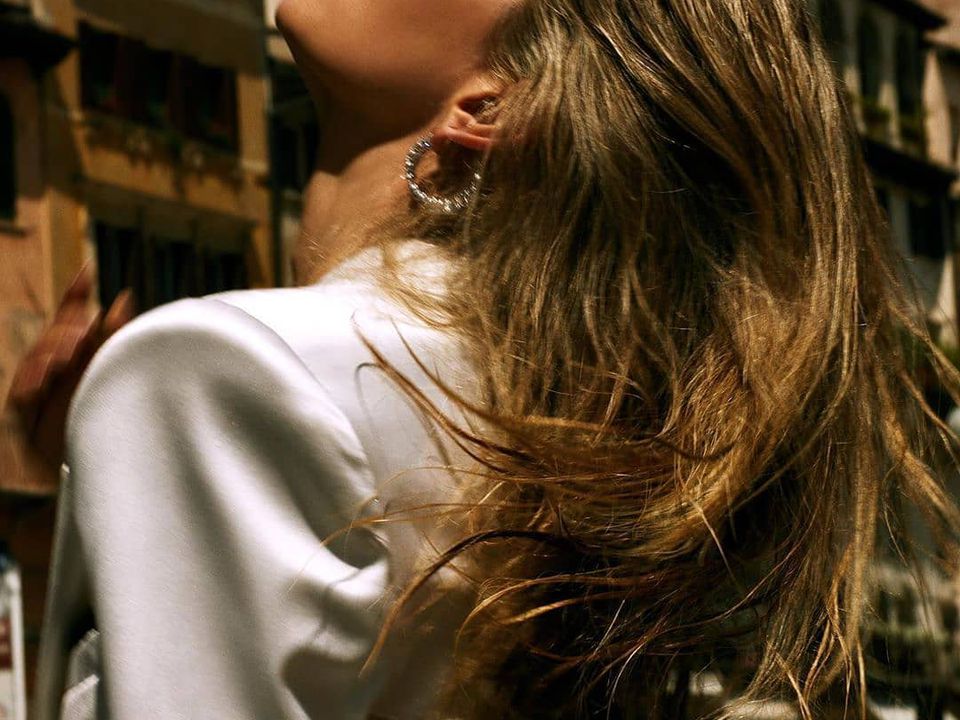 Віра Брежнєва знялася в новому кліпі з короткою зачіскою та темним волоссям. Співачка кардинально змінила імідж.