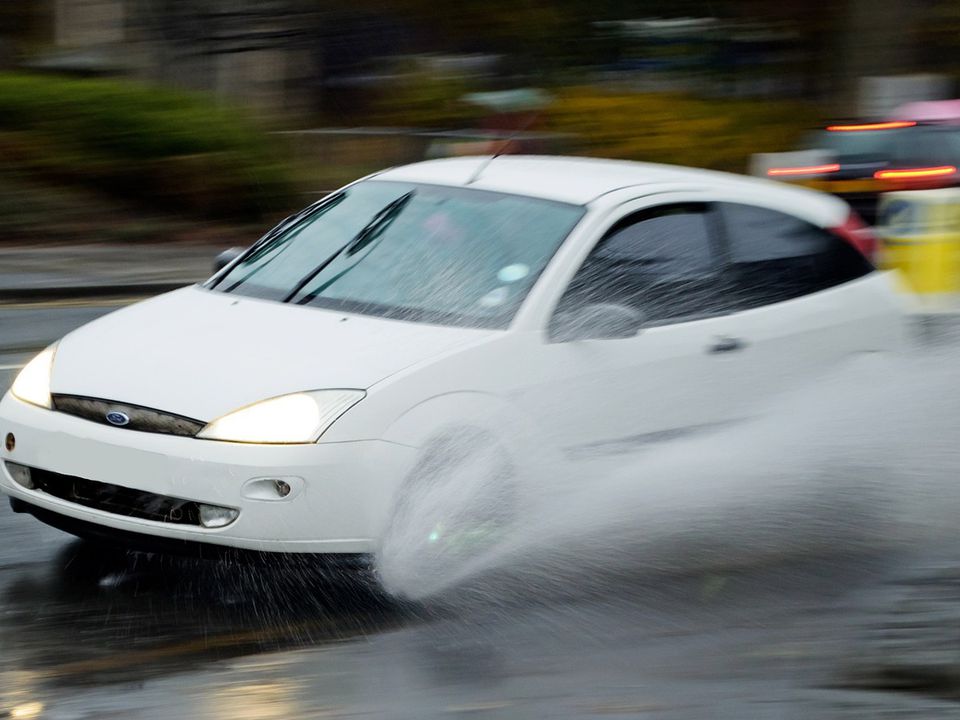 Яку функцію в автомобілі у сильний дощ рекомендується відключати. Опція, яка у мокру погоду лише заважає.