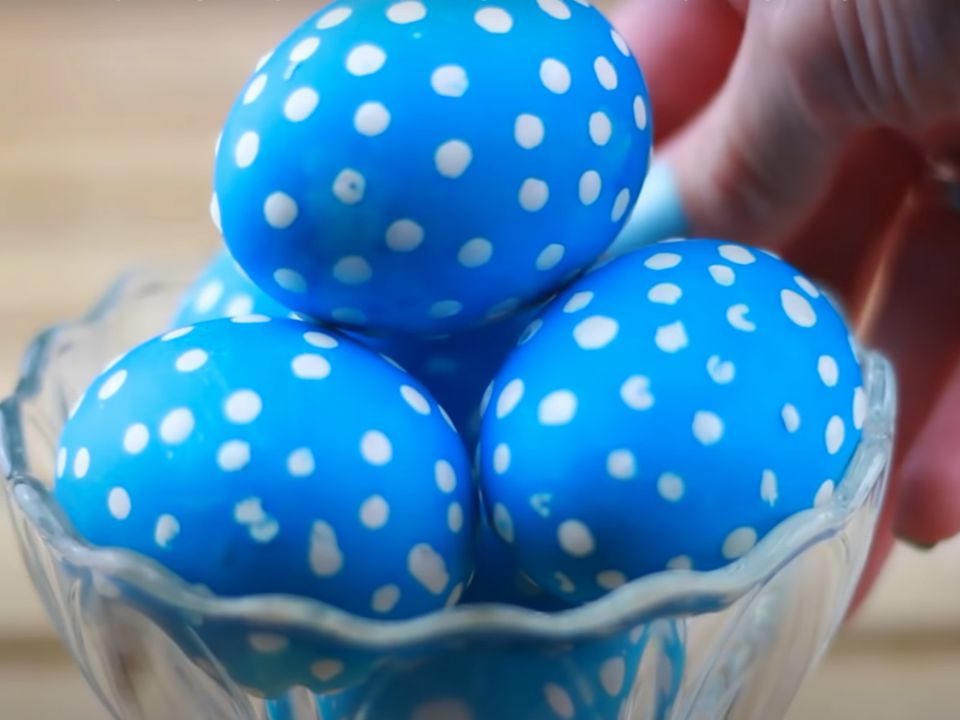 Хитрий спосіб фарбування великодніх яєць в горошок — ошатно й оригінально. Знадобиться всього пара хвилин!