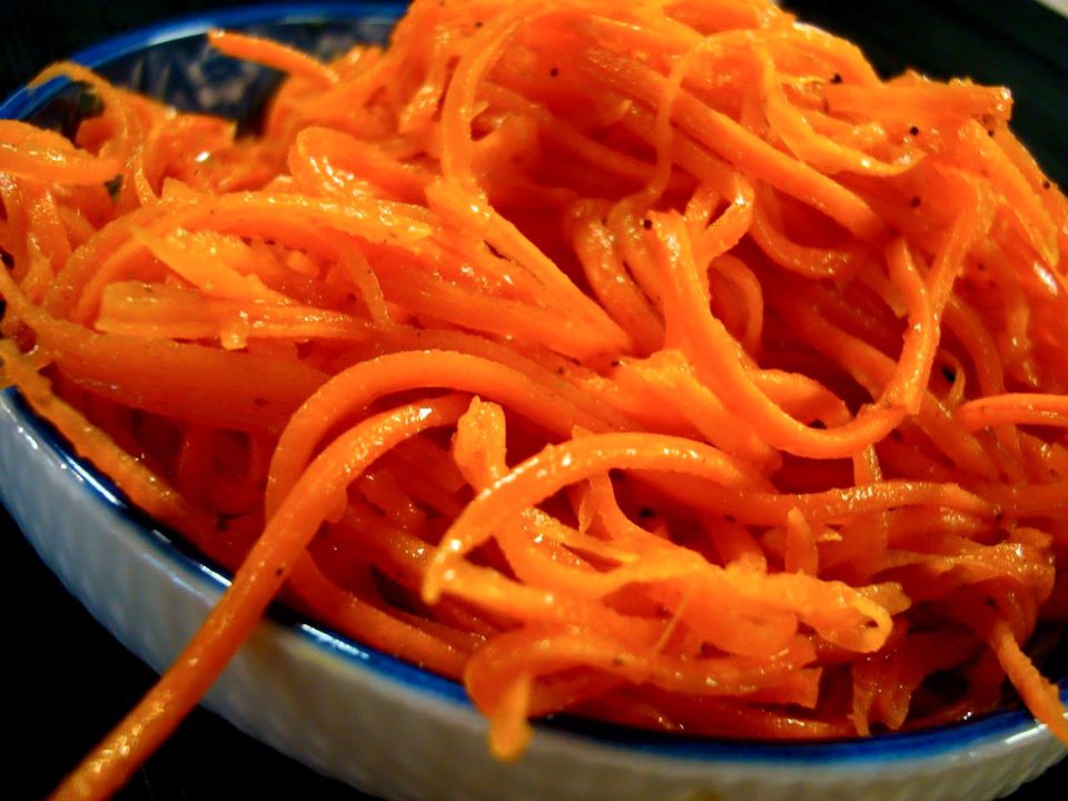 Дієтологи назвали безпечну кількість моркви по-корейськи на день. Якою повинна бути порція для здорової людини.
