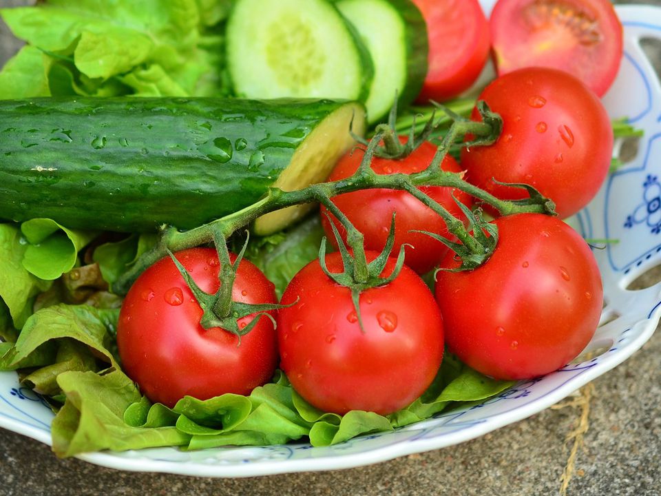 Нітрати в помідорах і огірках можна визначити візуально, без спеціальних аналізів. Вони можуть шкідливо впливати на здоров'я і викликати отруєння.