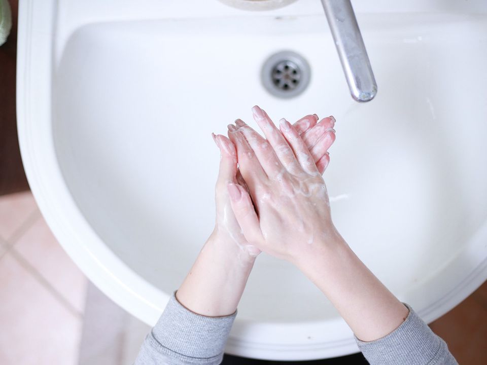 Чим небезпечне умивання туалетним милом — думка експертів. Косметологи застерігають від такої щоденної процедури.