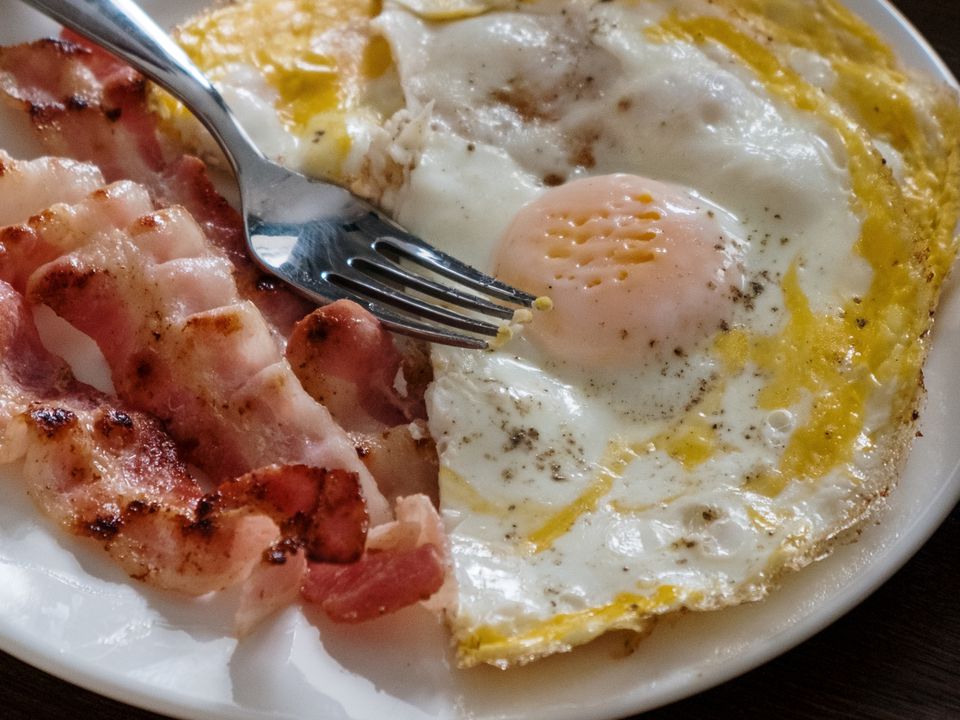 Дієтологи озвучили ідеальний час для ранкового прийняття їжі. Якщо снідати надто пізно, можна швидко набрати вагу.