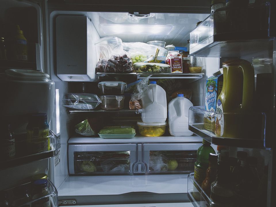 Виявляється цукор у холодильнику прекрасно вбирає неприємні запахи. Як позбутися від неприємного запаху в холодильнику швидко і просто.