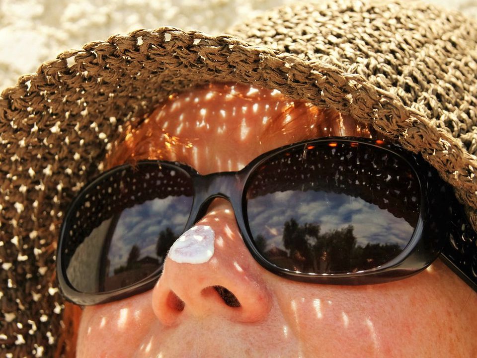 Чи достатньо декоративної косметики із SPF для захисту шкіри від сонця. Чи може косметика із SPF замінити сонцезахисний крем.