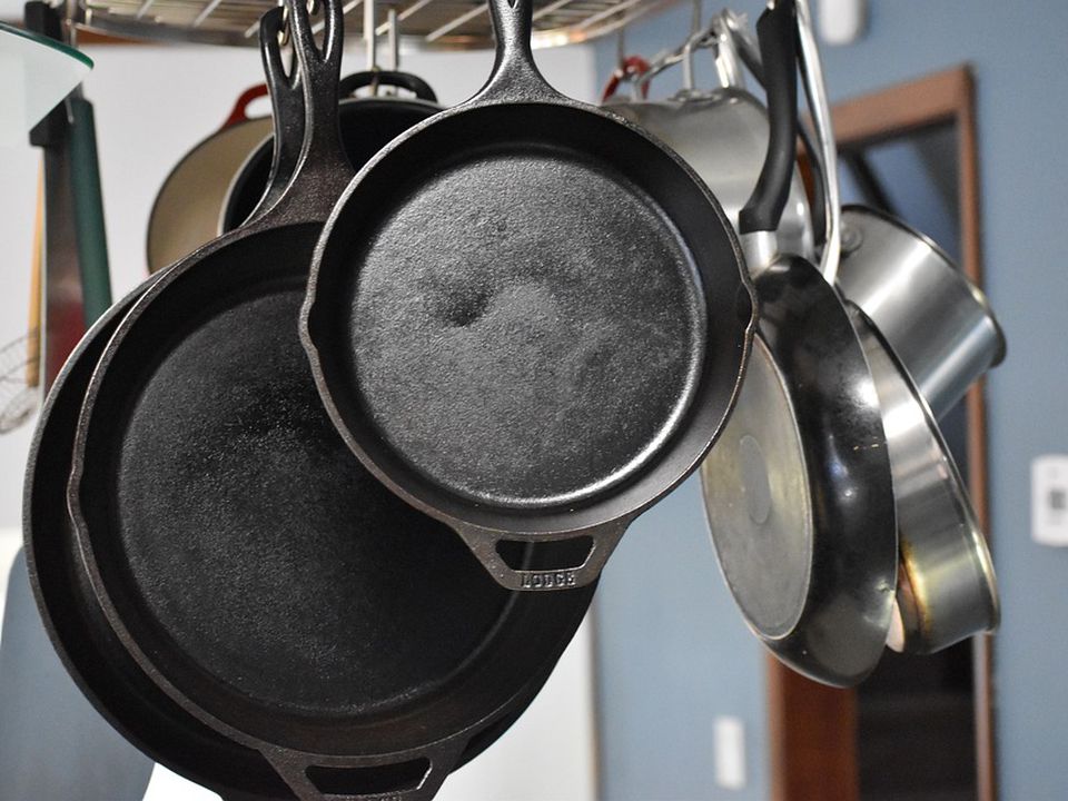 Жир сам відстане від сковорідок: несподівана порада англійок для легкого миття посуду. Цей маленький секрет допоможе вам швидше впоратися із забрудненнями.