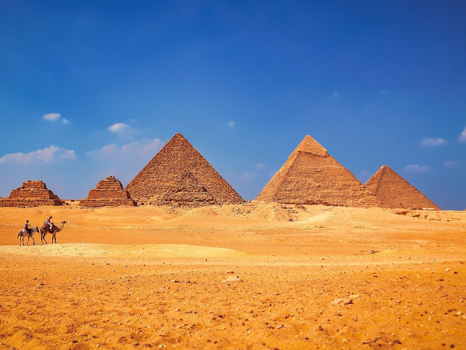 Цікаві факти, про те як впала Єгипетська піраміда. Великі піраміди Гізи — досі візитна картка Єгипту і єдине чудо світу, що вціліло.