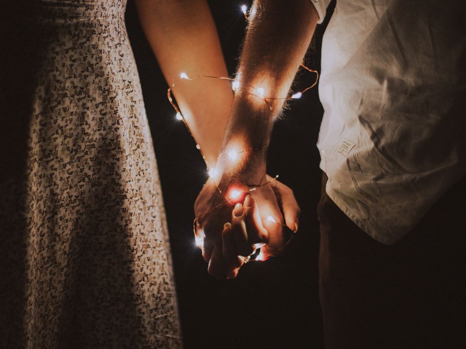 Хочете дізнатися, що ваш партнер відчуває до вас — прослідкуйте, як він тримає вас за руку. Коли пара тримаєтеся за руки, у мозку вивільняється окситоцин, який посилює зв'язок між ними.