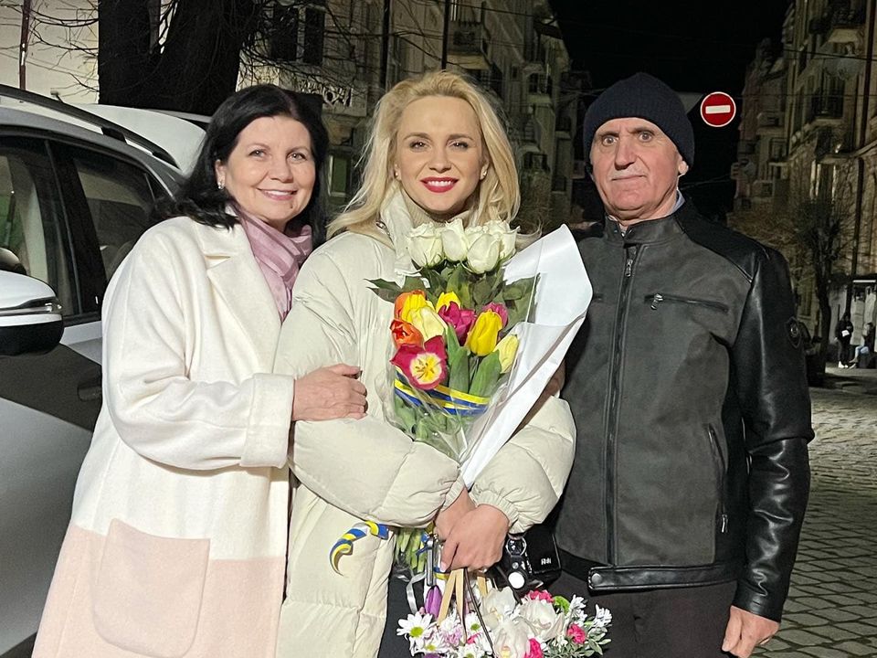 Лілія Ребрик відвідала батьків в Чернівцях та поділилася сімейним знімком. Актриса заглянула до рідного будинку у перерві між виставами.