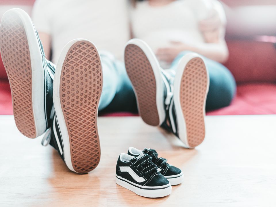 Як купити взуття дитині за розміром без її присутності: лайфхак для батьків. Відео стало вірусним у Мережі.