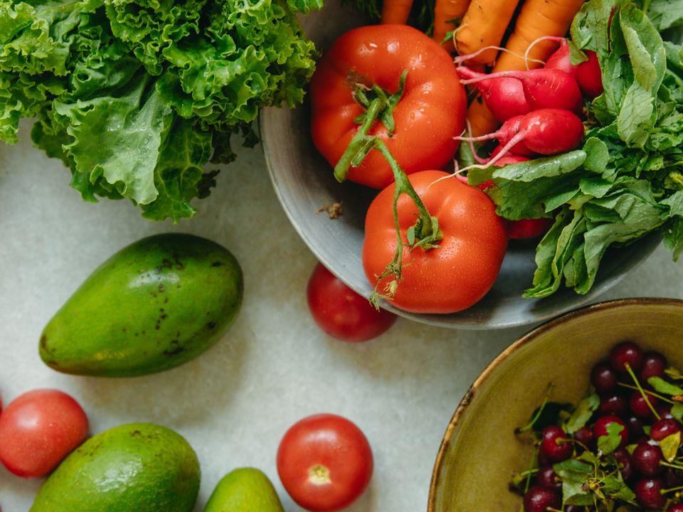 Секрети свіжості: 5 хитрощів, щоб фрукти та овочі зберігалися довше. Як продовжити термін зберігання деяких продуктів.