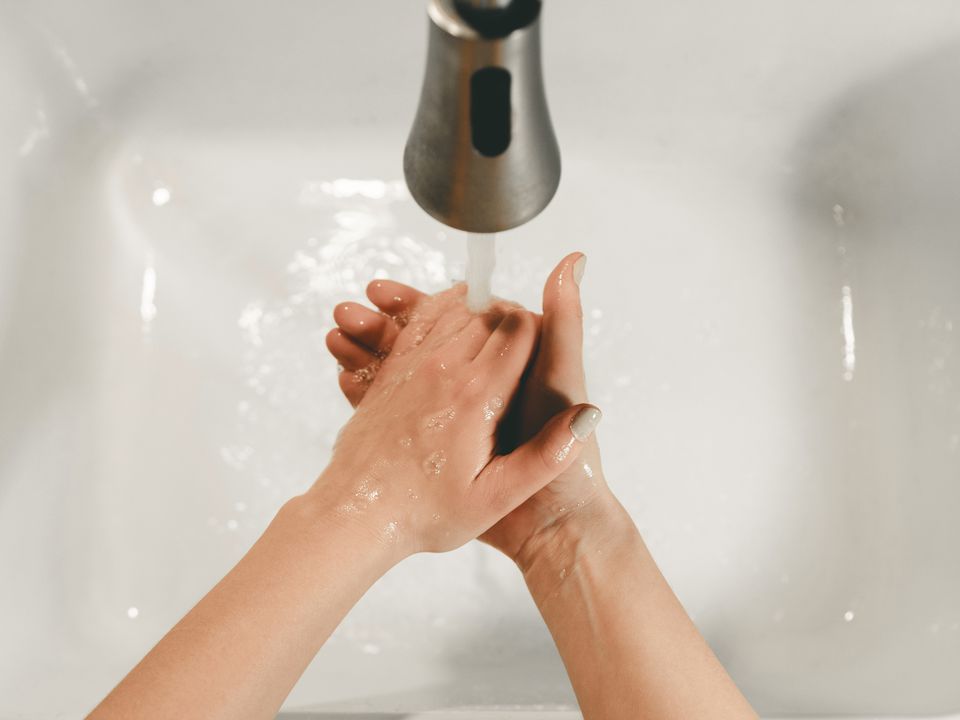 Як правильно мити руки, щоб уникнути сухості та лущення шкіри. Без цієї важливої гігієнічної процедури просто не обійтись.