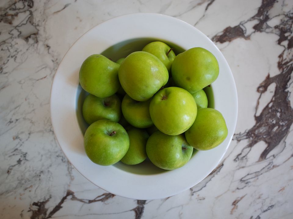 Дієтологи пояснили, які яблука найкраще вживати тим, хто худне. Яблука якого кольору допомагають скинути вагу.