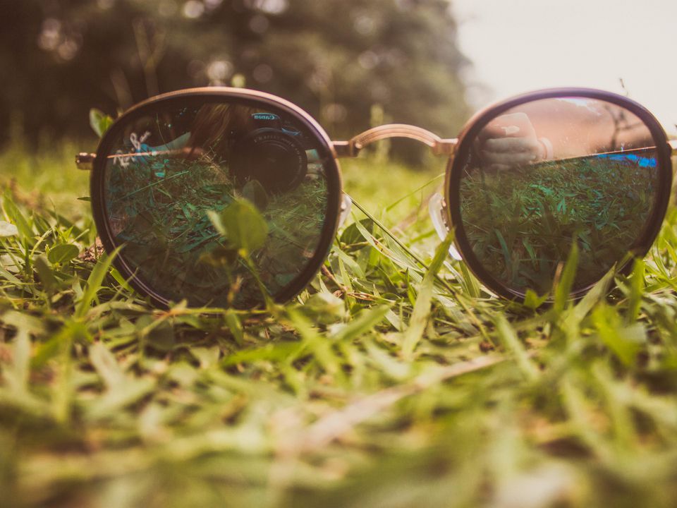 Пластикові чи скляні: які сонцезахисні окуляри краще захищають. Ступінь затемнення окулярів на їхню здатність блокувати УФ-промені ніяк не впливає.