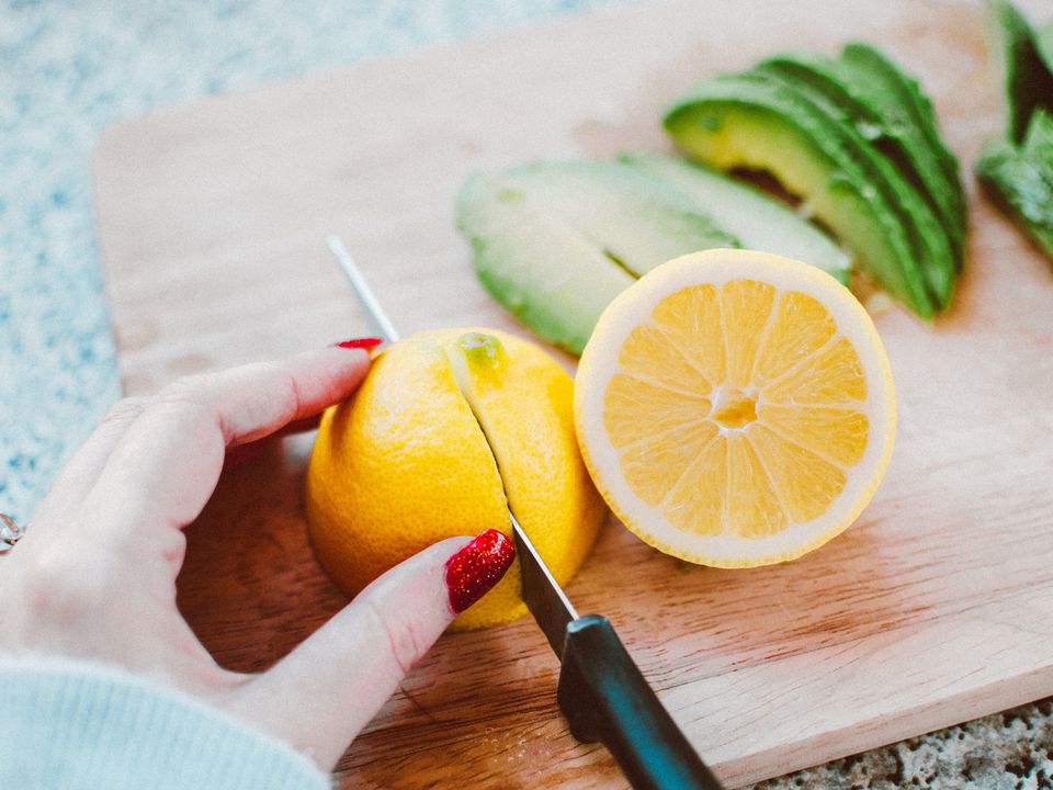 Для кого лимон — отрута: основні ризики вживання цитрусу. Даний фрукт не такий вже й безпечний.