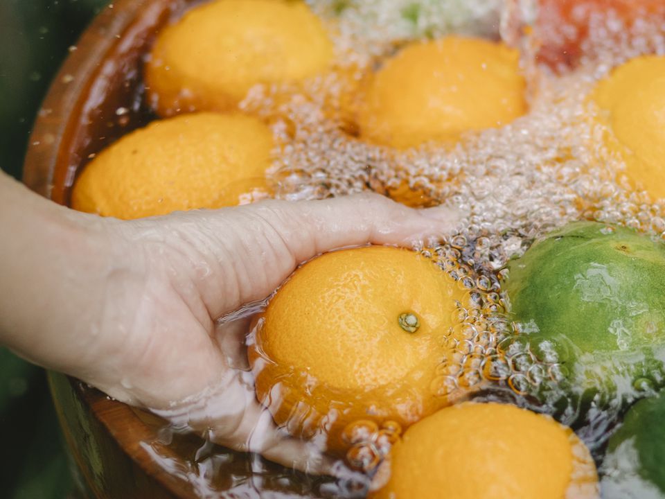 Робіть це правильно: як і чим мити фрукти та овочі. Немиті фрукти та овочі таять у собі небезпеку для людського організму.