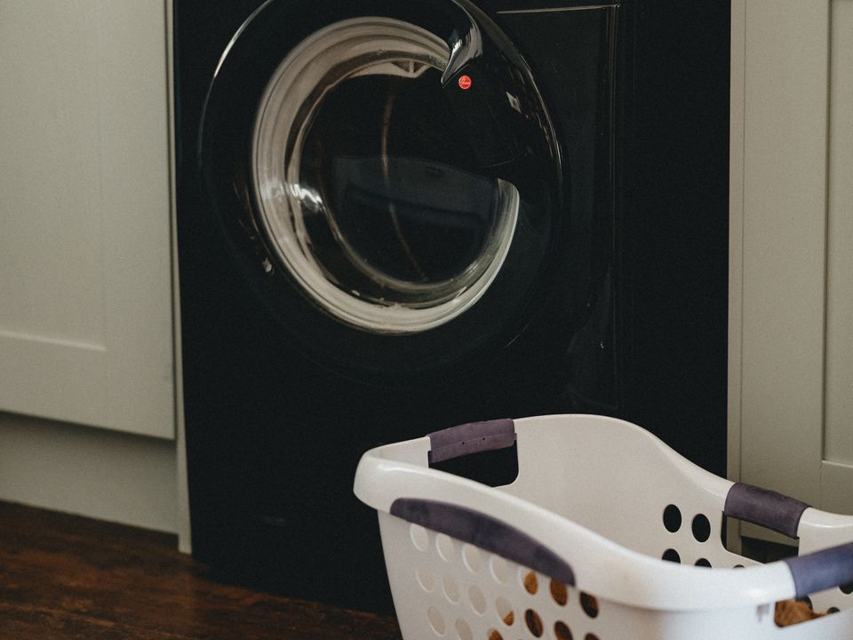 Чому сучасні господині постійно кладуть сіль у пральну машину. Звичайний домашній засіб, який значно спрощує процес прання.