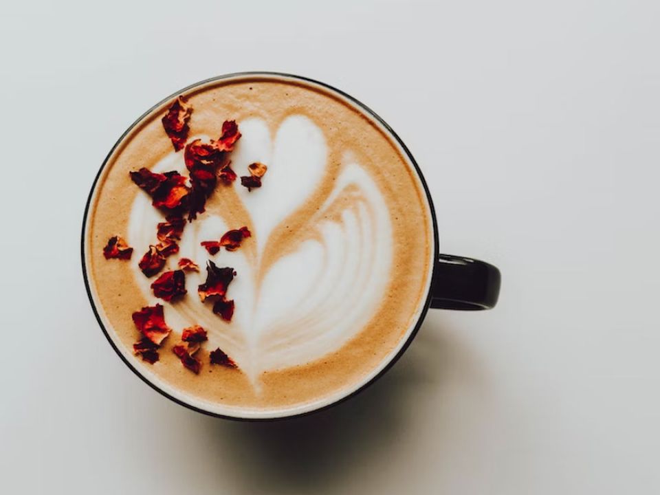 6 правил, які зроблять ранкову каву смачною та корисною. Ці хитрощі перетворять ранковий напій на ритуал турботи про себе.