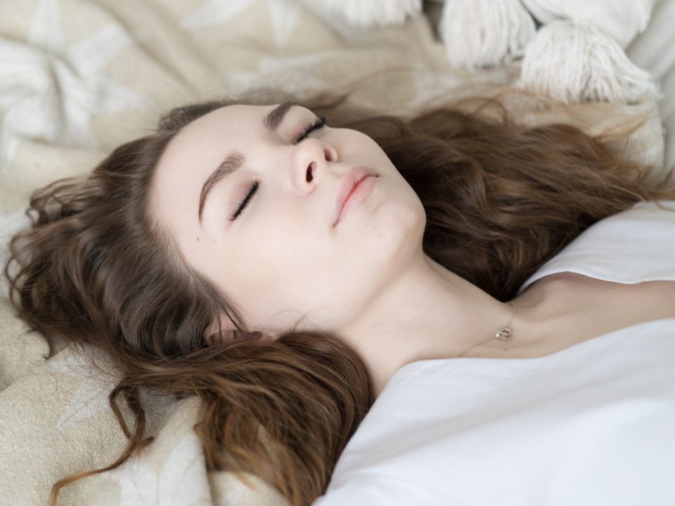 Це дуже шкідливий міф: медики пояснили, наскільки корисно спати без подушки. Чому такий спосіб сну шкідливий для здоров'я.