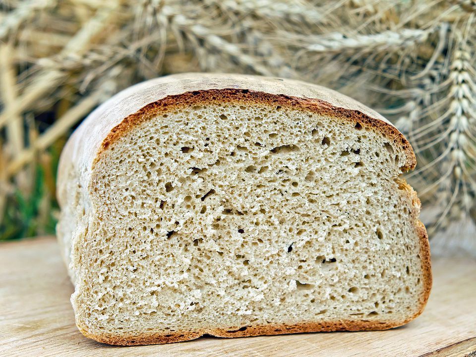 Чому досвідчені дачники ніколи не викидають старий черствий хліб. Для чого його використовують.