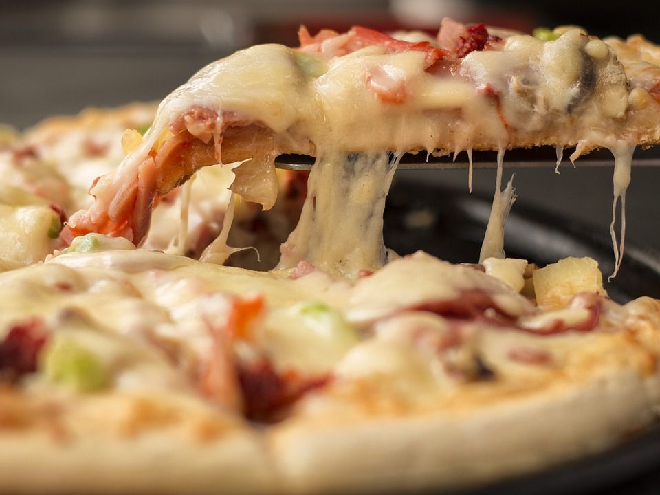Експерти назвали базові сири, які найкраще підходять для приготування смачної домашньої піци. Який сир краще вибрати для піци?