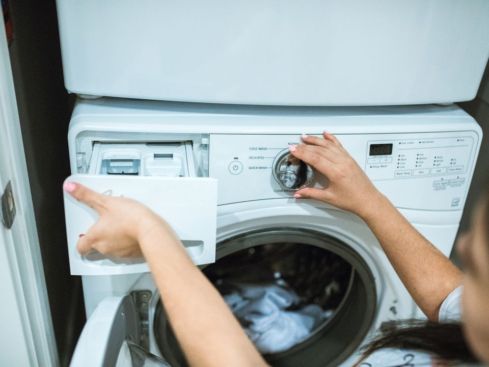 Чому не варто залишати мокрий одяг у пральній машині та інші заборони після закінчення прання. За пральною машинкою потрібно правильно доглядати, щоб продовжити її термін придатності, а також не зіпсувати речі, які вона пере.