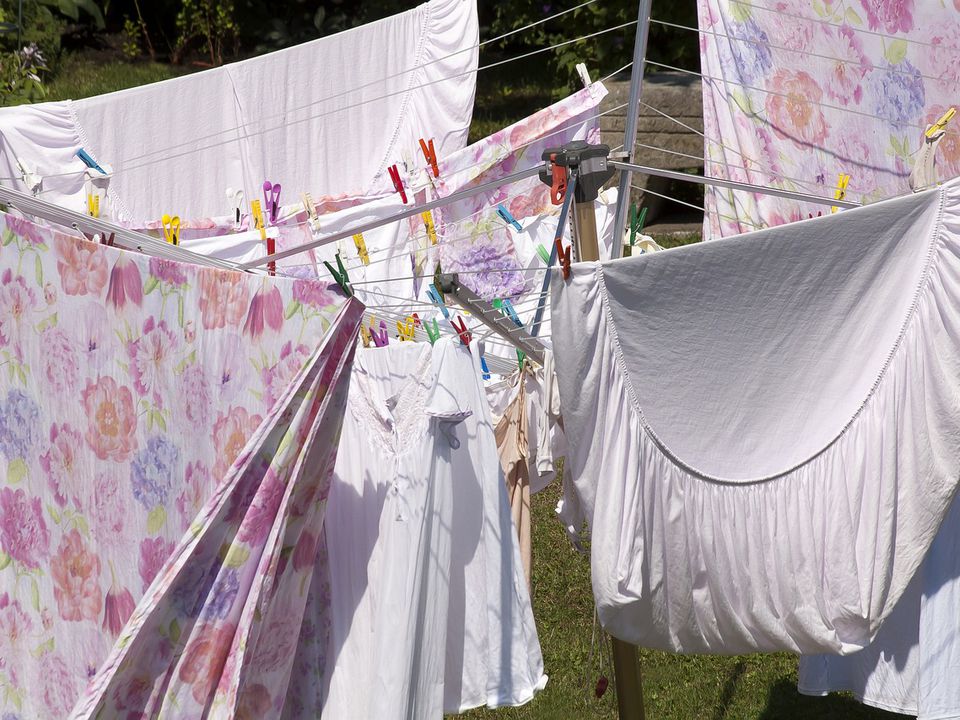 Ваші помилки при пранні постільної білизни, через які вона псується швидше. Експерти поділилися важливими правилами прання.