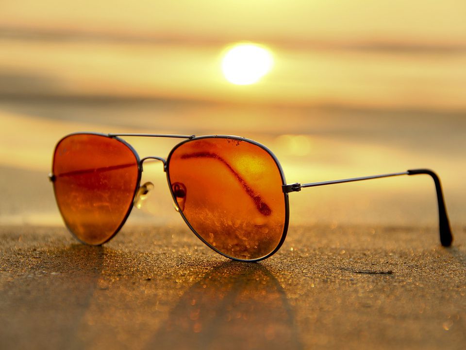 Офтальмологи розповіли, які окуляри з темним склом дійсно захищають від сонця. Далеко не всі "темні" окуляри ефективні проти УФ-променів.